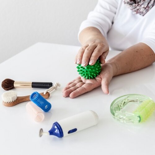 Sensibilitätstraining der Hände mit einem Igelball in der Ergotherapie